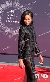 us model chanel iman arrives on the red