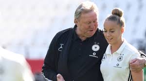 Horst hrubesch (born 17 april 1951 in hamm) is a retired german football player employed as of 2010 as a youth trainer at the dfb. Horst Hrubesch Abschied Von Seinen Madels Zdfmediathek
