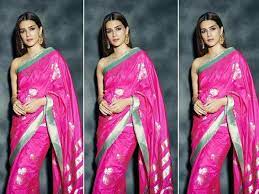 kriti sanon saree looks, बैकलेस ब्लाउज वाली साड़ी में कृति सेनन को देख मच  गया हल्ला, खूबसूरती देख बंदा बोला- 'मार के मानेगी लड़की' - kriti sanon wore  pink ekaya banarasi sari
