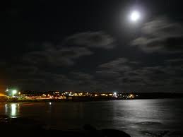 Resultado de imagen de playa de noche