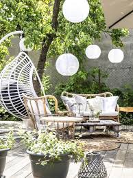 Mit gartenmöbeln lassen sich gemütliche sitzplätze im grünen einrichten. Garten Dekorieren Die 14 Schonsten Ideen Fur Ihre Gartendeko Westwing