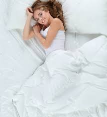 美しい若い女性がベッドの上に横たわる。の写真素材・画像素材 Image 66784533