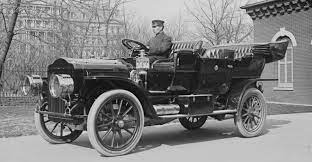 En 1910 comenzaron a funcionar los primeros carros de transporte público a gasolina. Sin embargo, fue en la década siguiente 