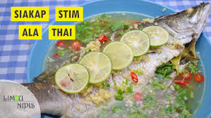 Kemudian curah bahan2 sos atas ikan tadi, taburkan lada hitam tumbuk. Limau Nipis Siakap Stim Kukus Ala Thai 1 Ekor Ikan