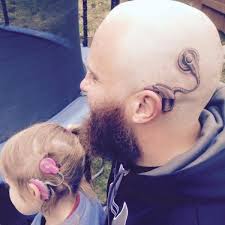 Roztomilé Otec Si Nechal Udělat Tetování Implantátu Důvod Vás