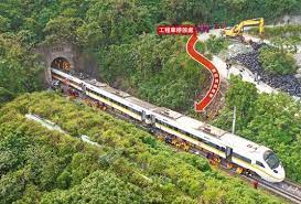 On 2 april 2021, at 09:28 nst (01:28 utc), a taroko express train operated by the taiwan railways administration (tra) derailed at the north entrance of qingshui tunnel in heren section, xiulin township, hualien county, taiwan, killing at least 51 people and injuring at least 186 others. R5 Dzh17hv21dm