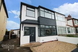 4 bed semi detached house in