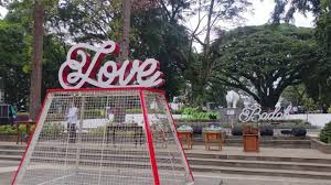 Salah satu tempat wisata yang semakin ramai karena keunikannya yaitu taman labirin coban rondo. Balai Kota Bandung Objek Wisata Fasilitas Lokasi Rute Jam Buka