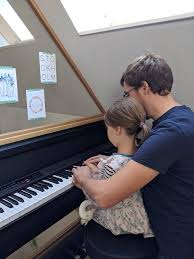 Die einfachste davon ist über den kauf einer. Kinder Furs Klavier Spielen Begeistern Inkl Tipps Zum Digitalpiano Kauf Lavendelblog