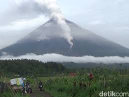 Semeru is one of indonesia's most active volcanoes. Gunung Semeru Semburkan Awan Panas Hingga Satu Kilometer
