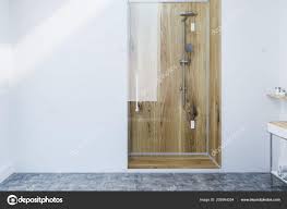 chuveiro madeira com uma porta vidro
