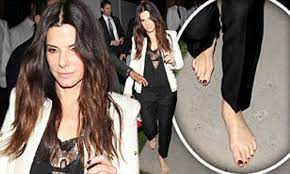 Sandra Bullock ditches her killer heels and strolls out of Oscar party  barefoot | Daily Mail Online