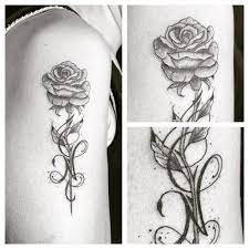 Tatouage rose & initiale sur le bras · Fond Noir Tattoo