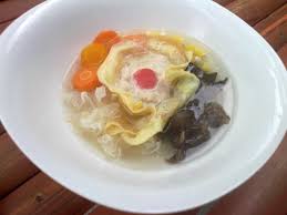 Isiannya terdapat daging ayam halus, wortel, jagung manis, jamur kuping dan buncis. Sup Matahari Soup Of The Sun A Specialty Of Solo Surakarta Usually Served At Weddings