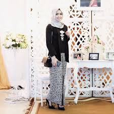 Image result for wanita melayu berhijab dan pakai sarung tangan