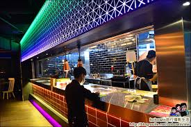 Le nini樂尼尼義式餐廳(淡水店) le nini樂尼尼是知名的連鎖義式餐廳， 在京華城、林口、新竹、台中皆有分店， 淡水店於之前名統百貨改名的大都會廣場內， 就在捷運淡水站出來的正對面6樓。 內部裝潢明亮時尚，色彩繽紛充滿活力， 閃亮紅燈籠點綴著古典氣息， 9zfvxc7is Smvm