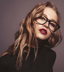 It really adds some sexiness and is the most practical choice that you can ever find to try on. 30 Stunning Hairstyles For Women Of All Ages Who Wear Glasses