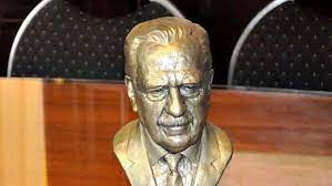 Harán un monumento a Alfonsín vendiendo bustos del ex presidente