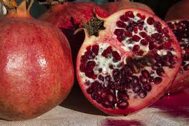 Konsumsi buah delima merah secara teratur dapat membantu mencegah penyakit alzheimer. Bisakah Kamu Makan Biji Delima Kafe Kepo