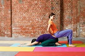 Wenn du nicht weißt, welche yoga art am besten zu dir passt, kannst du bei uns den test machen. Yoga Ubungen 8 X Yoga Fur Paare Bilder Fit For Fun