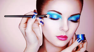 professional makeup artist aplica un