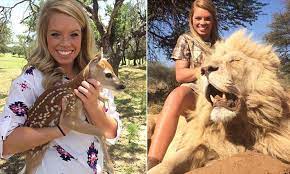 Texas cheerleader Kendall Jones tries to mend image by posing with LIVE  animals | Daily Mail Online