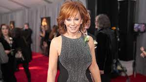 reba mcentire wears white rose to fight