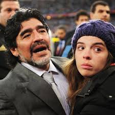 In 1984, maradona played a fundraising match in one of the poorest suburbs of naples to aid a sick child in need of an expensive operation. Diego Maradona Tot Herzstillstand Mit 60 Jahren Gala De