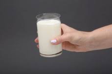 Ile waÅ¼y Szklanka mleka 2 % sprawdÅº kalorie i wagÄ obejrzyj zdjÄcia