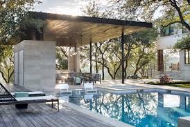 Untuk memberikan nilai estetika dan nilai seni pada bagian depan rumah anda, maka anda dapat membuat kolam ikan mungil atau taman mini untuk melengkapi teras rumah minimalis anda. 6 Desain Teras Rumah Mewah Dan Modern Cocok Untuk Keluarga
