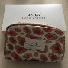 new daisy marc jacobs makeup travel