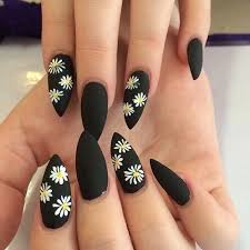 Alterna las uñas negras mate con florales. Nail Amazing Black Nails 2540018 Weddbook Manicura De Unas Unas Puntiagudas Unas Decoradas