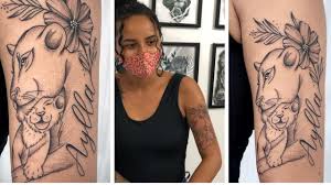 Neste vídeo eu mostro uma tatuagem feminina delicada de leoa misturada com flores no antebraço.agende a sua tattoo pelo whats: Tatuagem Em Homenagem A Filha Tattoo De Leoa E Filhote Tattoo Com Nome Do Filha Aylla