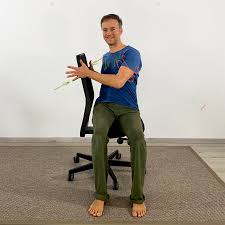Jetzt buchen yoga auf dem stuhl warteliste. Yoga Auf Dem Stuhl 4 Einfache Ubungen Im Sitzen Fur Dich
