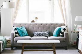 Grigio moderno divano con cuscini e nero vaso di piante fotografie stock e altre immagini di 2015 istock. Come Scegliere I Cuscini Del Divano Con Stile Idee Da Copiare