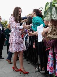 Sign up for free health tips to live a long and the duke and duchess will be giving the public an even deeper insight into their work. Kate Middleton Warum Uber Ihr Kleid So Heftig Diskutiert Wird Stern De