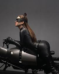 anne hathaway catwoman y black