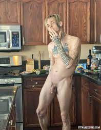 Rapper Aaron Carter gets naked sharing his cock - Fit Naked Guys