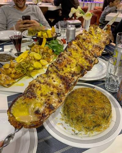 رستوران ماهی خوب، تبریز. از خفن ترین رستوران های دریایی ایران (اگه خودش خفن ترین نباشه!) باورتون نمیشه یه رستوران دریایی، تو منو فقط ماهی داشته باشه، و انقدر فروشش بالا