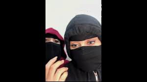 سعودية مع أختها بث مباشر تقول انها تجلخ - YouTube