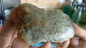 Bila emas tidak mengalami perubahan setelah diteteskan asam nitrat, maka emas tersebut kemungkinan besar asli. Material Batu Yang Mengandung Mineral Pembawa Emas Youtube