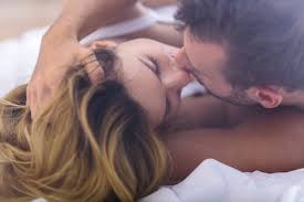 Romantic Couple Kissing Pictures Images Stock Photos Depositphotos
