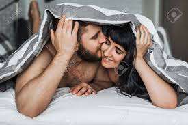 セックスをしているベッドで愛するカップル。男と女がベッドでキスします。結婚式の夜。愛を作りなさい。ベッドの中で恋人たち。男性と女性の関係。男と女の セックス。ベッドで抱擁。の写真素材・画像素材 Image 114899420