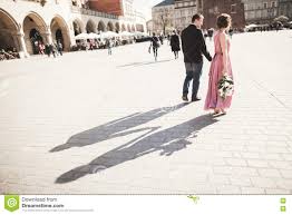 Es ist von meinem eigenen design und einzigartig! Hochzeit Schone Paare Braut Mit Rosa Kleid Gehend In Die Alte Stadt Krakau Ihre Schatten Stockbild Bild Von Paare Schone 71507567