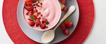strawberry banana smoothie bowl e