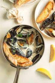 mussels in a creamy white wine garlic