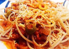 espaguete integral com molho de tomate