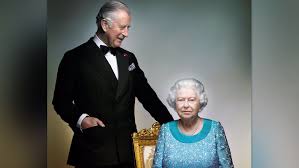 Brytyjska rodzina królewska chociaż ukryta za obowiązkami i konwenansami, to też ludzie Krolowa Elzbieta Ii I Ksiaze Karol Na Jednym Zdjeciu