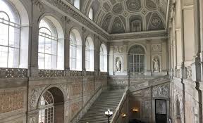 Eleganti stucchi decorano le volte dei corridoi. Visitare Il Palazzo Reale Di Napoli Per Un Tuffo Nella Storia World Trips
