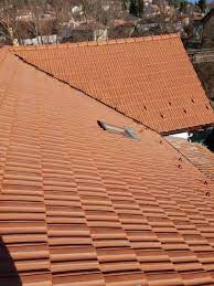 За естетично и сигурно оформяне на фронтона на двускатния покрив, се използват специални странични. Dvuskaten Pokriv Remont Na Pokrivi Sofiya